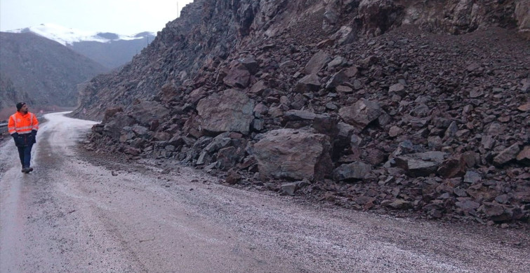 Yüksekova-Hakkari Kara Yolunda Heyelan
