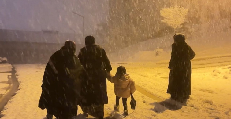 Yüksekova Nisan Ayında Kış Manzaralarıyla Beyaza Büründü