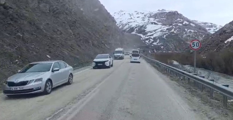 Yüksekova-Van Kara Yolunda Heyelan Trafiği Aksattı