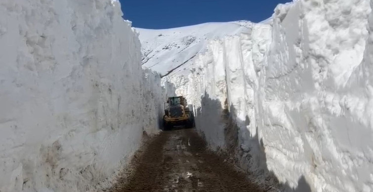 Yüksekova'da 6 Metrelik Kar Tünelleri Oluştu