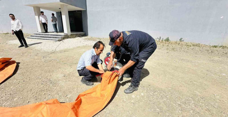 Yüksekova’da çatıya çıkan genci, belediye başkanı ve polis ekipleri ikna etti