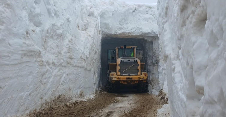Yüksekova'da Nisan Ayında Kar Tünelleriyle Mücadele
