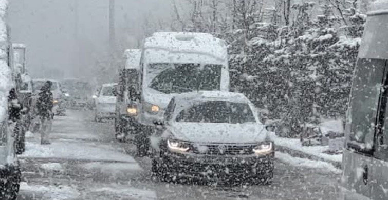 Yüksekova'da Nisan Ayında Yoğun Kar Yağışı