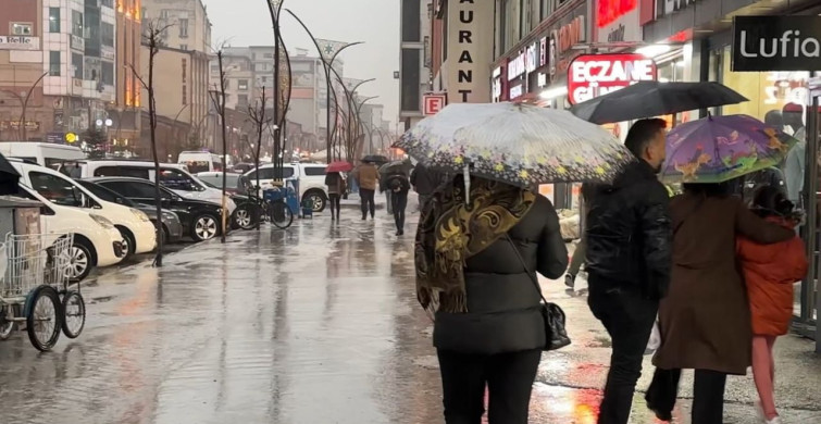 Yüksekova'da Sağanak Yağış Hayatı Olumsuz Etkiledi