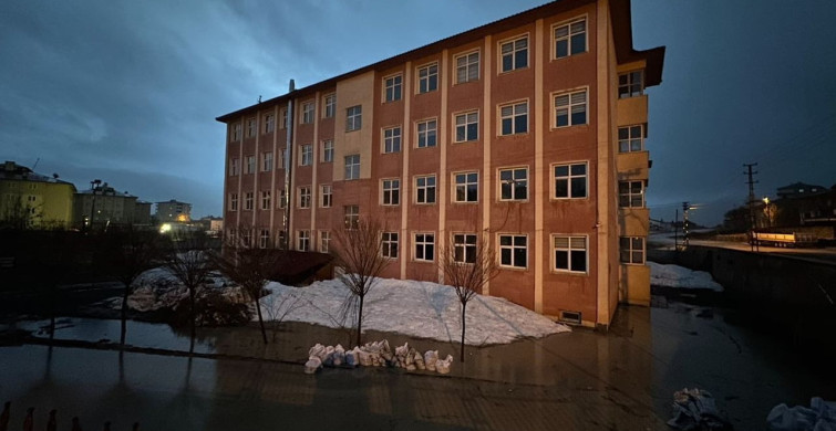 Yüksekova'da Şiddetli Yağış Okulu Su Altında Bıraktı