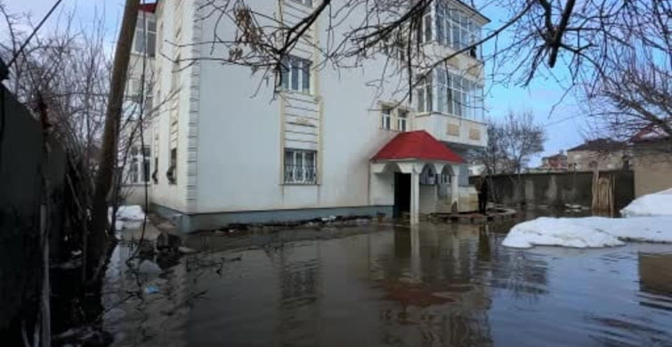 Yüksekova'da Su Taşkınları: Evlere Tahta Köprülerle Ulaşım