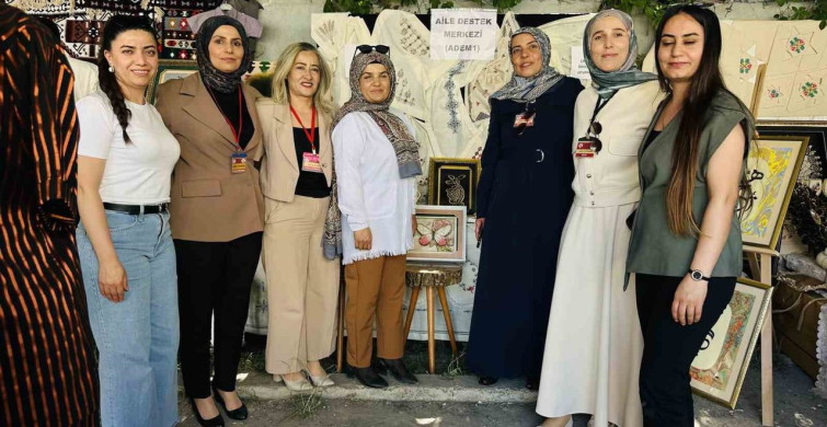 Yüksekova'da yıl sonu sergisi açıldı