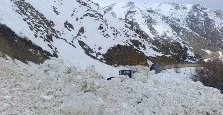 Yüksekova'daki Çığ Temizlendi