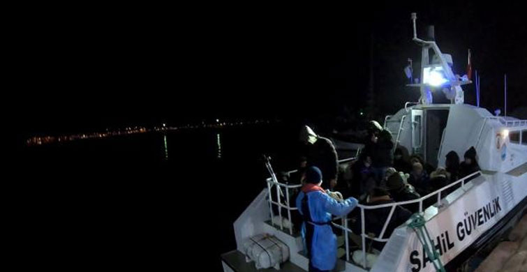 Yunan Sularından İtilen 40 Düzensiz Göçmen Kurtarıldı