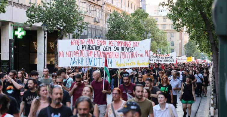 Yunanistan'da polisin açtığı ateş sonucu hayatını kaybeden otizmli genç için protesto düzenlendi