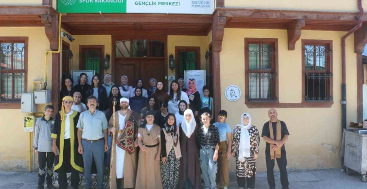 Yunus Emre'nin hayatı açık havada tiyatro oyunuyla sahnelendi