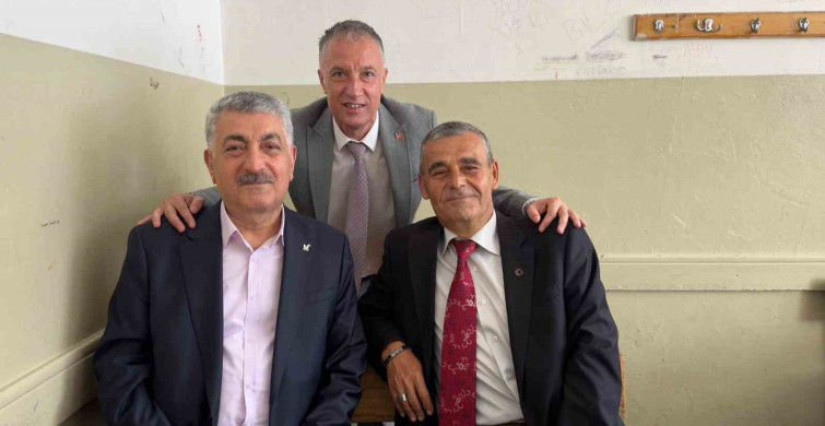 Yunusemre Mezunları 42 Yıl Sonra Aynı Sırada Buluştu