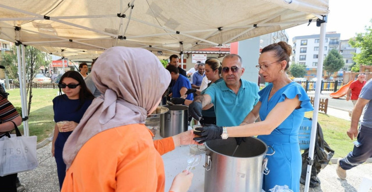 Yunusemre'de aşure dağıtımları mahalle mahalle devam ediyor