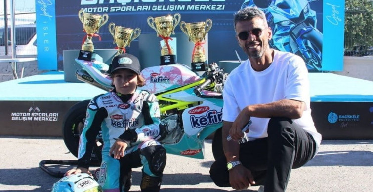 Zayn Sofuoğlu, kupasını babası Kenan Sofuoğlu'ndan aldı