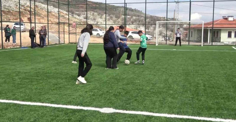 Zey Köyü'nde Çocuklar Halı Sahaya Kavuştu