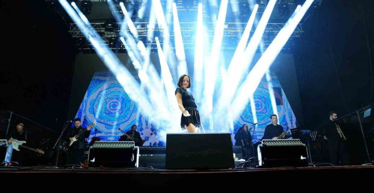 Zeynep Bastık Manisa'da Gençlik Festivalini Coşturdu