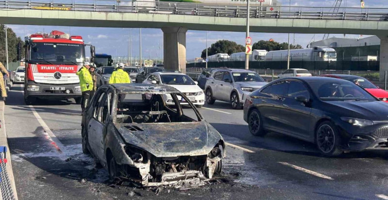 Zeytinburnu Sahil Yolu'nda Otomobil Yangını