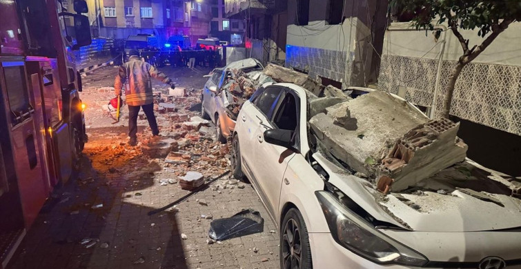 Zeytinburnu'nda Boşaltılan Binadan Düşen Beton Parçaları Araçları Hasara Uğrattı