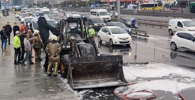 Zeytinburnu'nda İş Makinesinde Yangın Çıktı