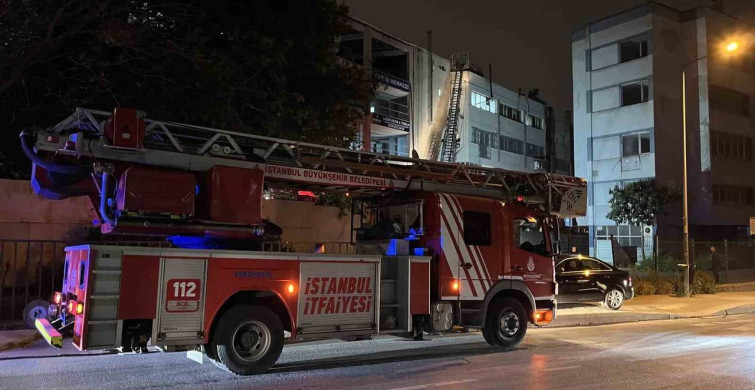 Zeytinburnu'nda İş Merkezinin Çatısında Yangın Çıktı