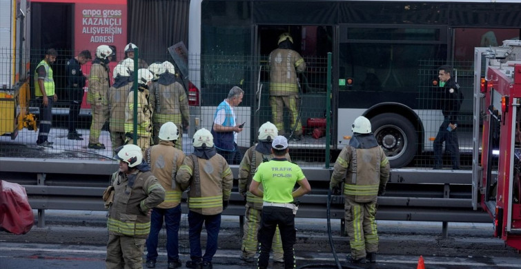 Zeytinburnu'nda Metrobüste Yangın İhbarı