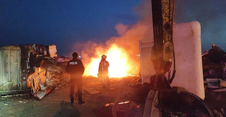 Zeytinburnu'nda Söküm Çalışması Yapılan Gemide Yangın Çıktı