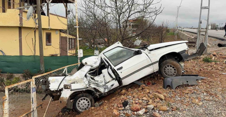 Zile'de Elektrik Direğine Çarpan Otomobilde İki Yaralı