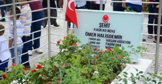 Ziyaretçiler Ömer Halisdemir'in Mezarına Akın Ettiler