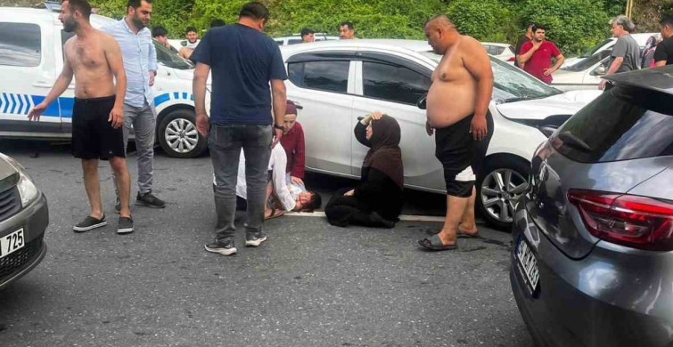 Zonguldak’ın Ereğli ilçesinde baba ve oğlu otomobilin çarpması sonucu ağır yaralandı