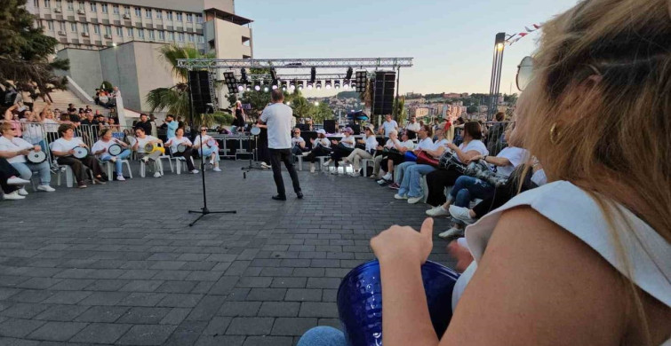 Zonguldak’ın kurtuluş yıl dönümünde kadınların darbuka gösterisi