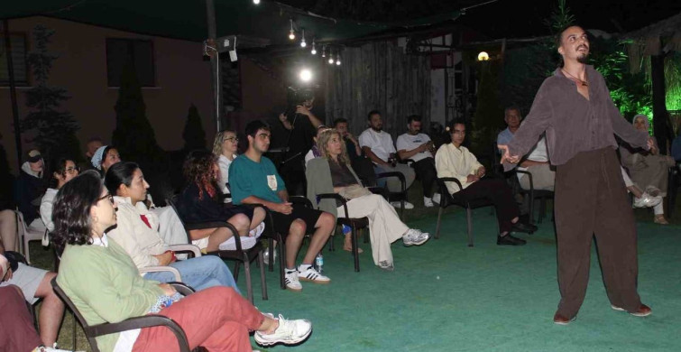 Zonguldaklı genç yetenek Ulaş Çağatay Sönmez'in stand-up gösterisi büyük beğeni topladı