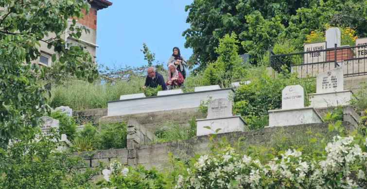 Zonguldak'ta Arefe Günü Mezarlık Ziyaretleri Yoğunlaştı