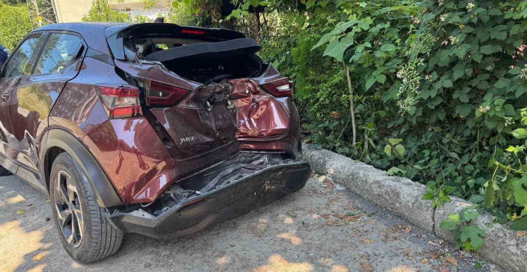 Zonguldak’ta geri kayan otomobil ağaca çarptı: 3 yaralı