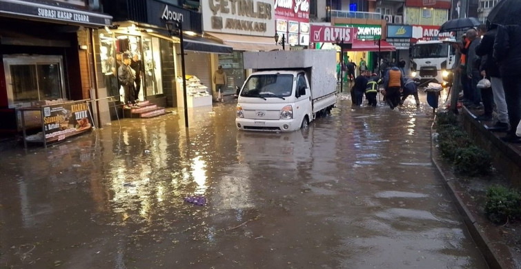 Zonguldak'ta Sağanak Yağış Hayatı Olumsuz Etkiliyor