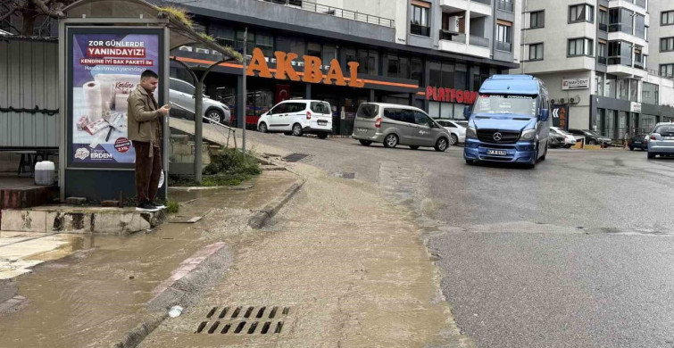 Zonguldak'ta Su Borusu Patladı, Vatandaş Çamur İçinde Kaldı
