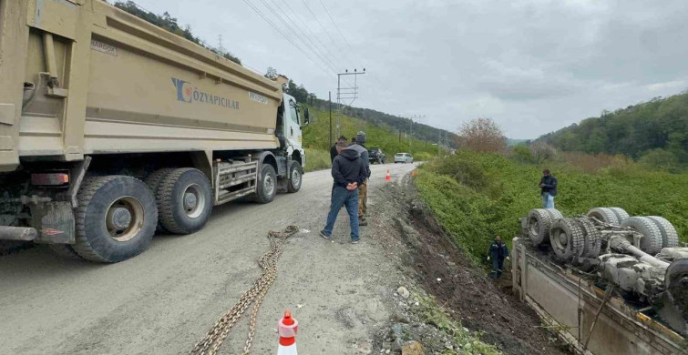 Zonguldak'ta Taş Yüklü Kamyon Devrildi