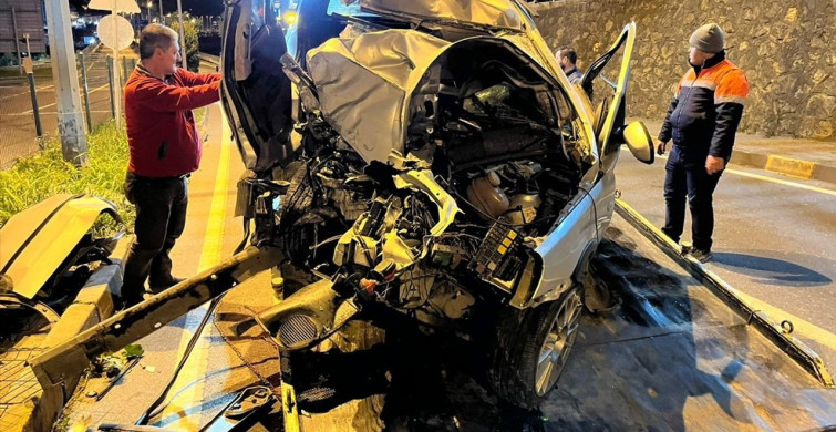Zonguldak'ta Üst Geçide Çarpan Otomobilde İki Kişi Hayatını Kaybetti