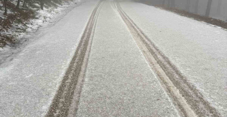 Zorkun Yaylası'nda Dolu Yağışı Çevreyi Beyaza Bürüdü