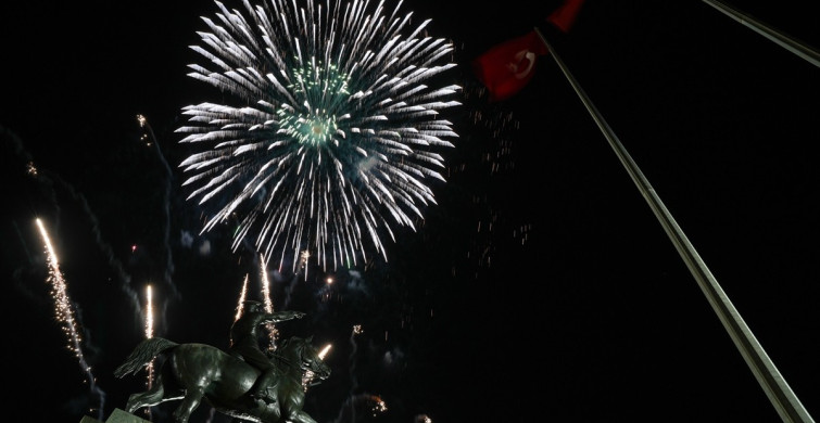 İzmir'de Cumhuriyet'in 101. Yılı Coşkuyla Kutlandı