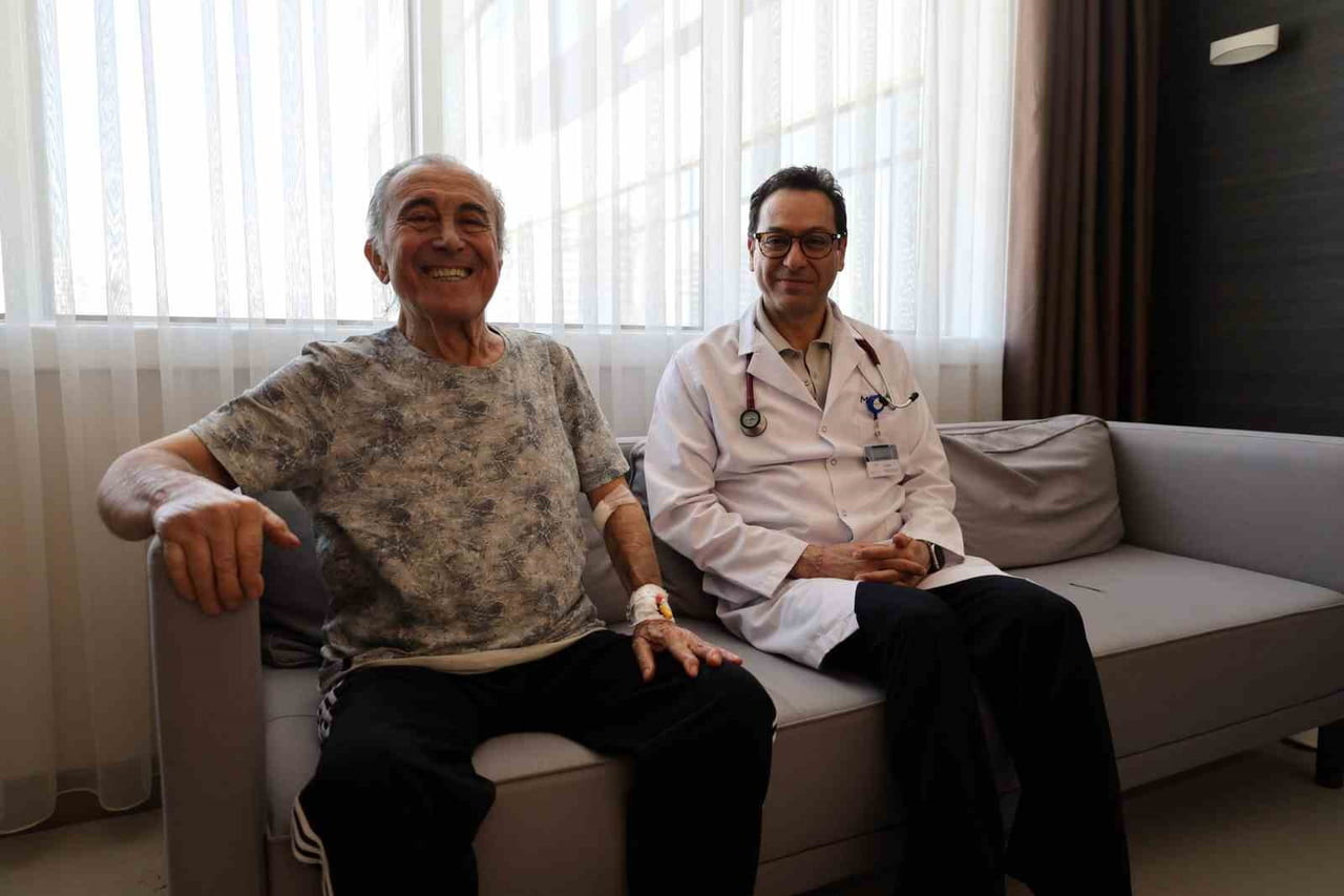 76 YAŞINDAKİ EMEKLİ YARBAY PİLOT MEHMET VASIF GEBEŞ VE PROF. DR. AHMET YEKTA TÜZÜN