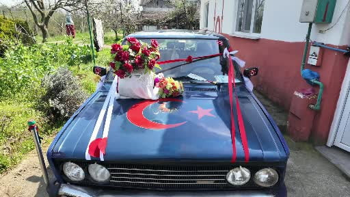 86 yaşında eşi için gelin arabası süsledi, kendi yazdığı şiirle aşkını haykırdı