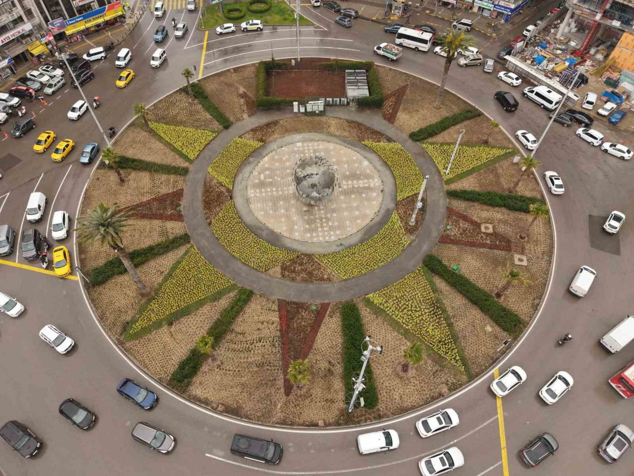 9 EYLÜL MEYDANI BAŞTAN AŞAĞI YENİLENDİ. 4 BİN METREKARELİK ALAN YEŞİLE BÜRÜNDÜ, ON BİNLERCE...