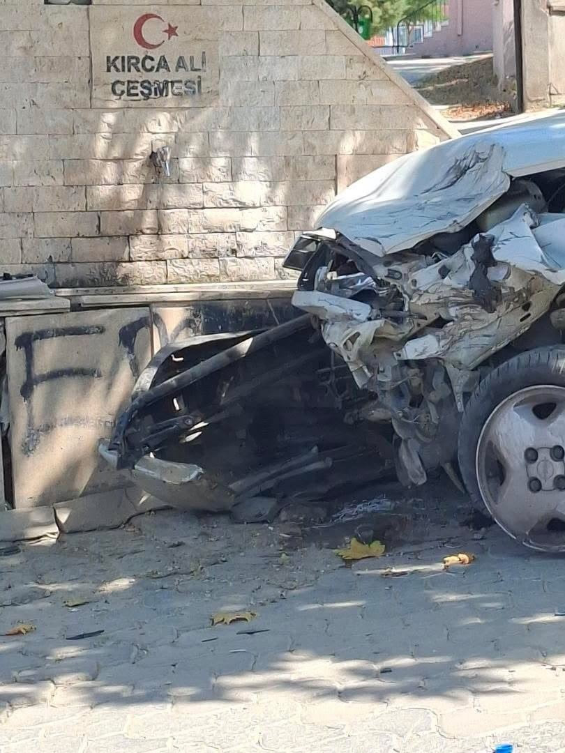 94 YAŞINDAKİ SÜRÜCÜ DİREKSİYON HAKİMİYETİNİ KAYBETTİ: OTOMOBİL PARK HALİNDEKİ ARAÇLARA...