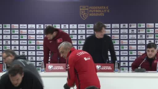 A Milli Futbol Takımı Teknik Direktörü Vincenzo Montella, Kosova karşısında birbirleri için...