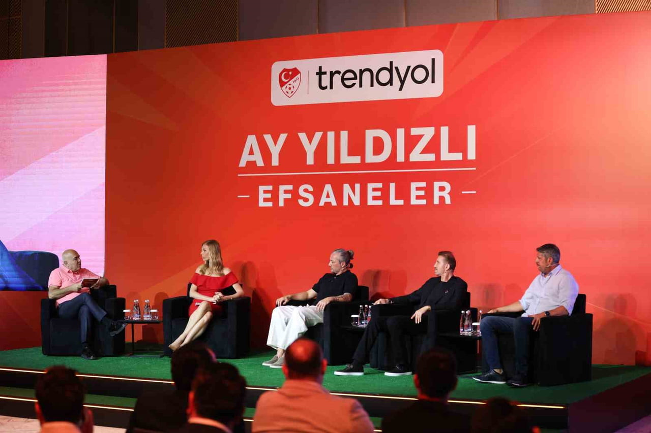 A MİLLİ FUTBOL TAKIMI'NIN 2002 DÜNYA KUPASI KADROSUNA YER ALAN İLHAN MANSIZ, RÜŞTÜ REÇBER VE ÜMİT...