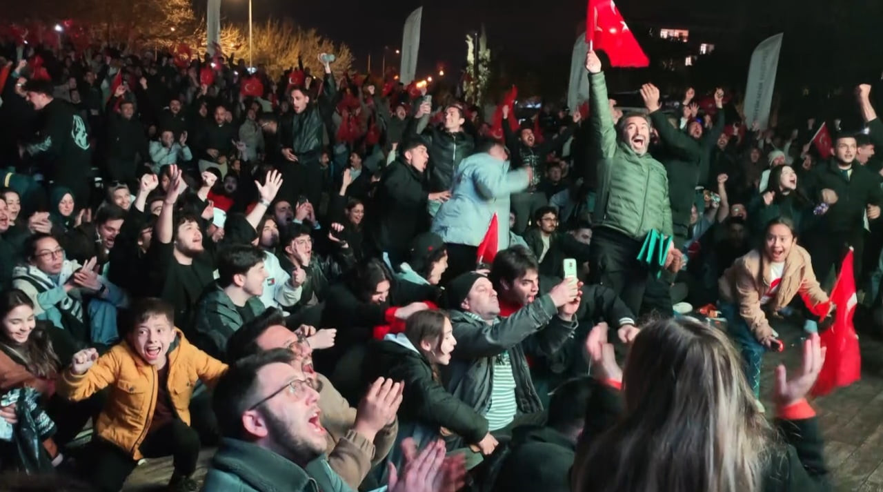 A MİLLİ FUTBOL TAKIMI'NIN KOSOVA İLE OYNADIĞI KARŞILAŞMAYI DEV EKRANDAN TAKİP EDEN ANTALYALILAR...