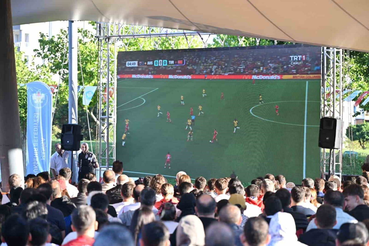 A MİLLİ FUTBOL TAKIMI'NIN PARAGUAY KARŞILAŞMASI MANİSA’DA DEV EKRANDAN İZLENECEK. BÜYÜKŞEHİR...