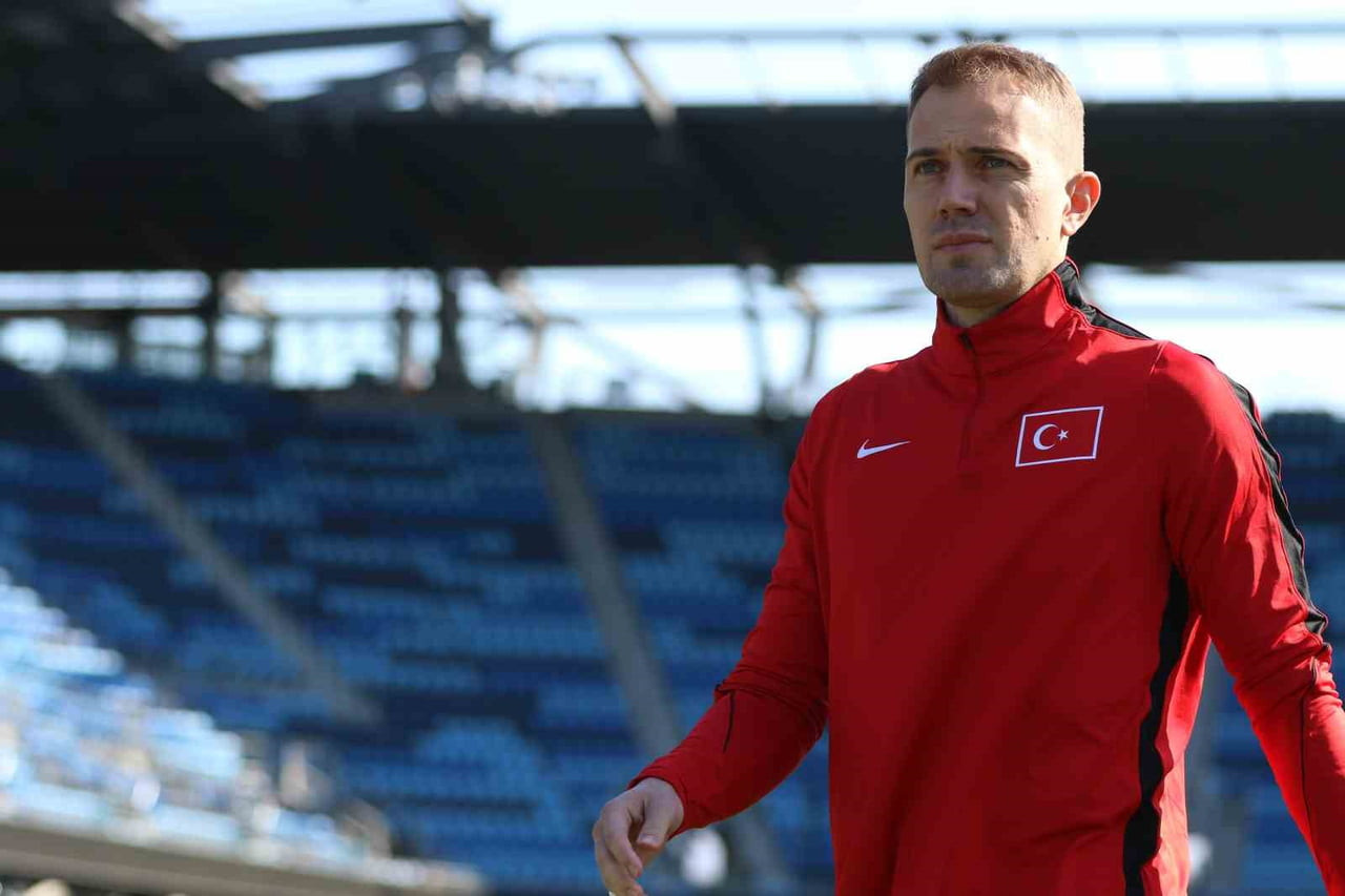 A MİLLİ FUTBOL TAKIMI'NIN TECRÜBELİ FİLE BEKÇİSİ MERT GÜNOK, YARIN PARAGUAY KARŞISINDA GALİP...