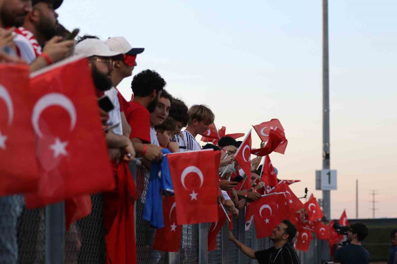 A MİLLİ FUTBOL TAKIMI’NIN, ARİZONA’DA YAPTIĞI ANTRENMANA TÜRK VE YABANCI TARAFTARLAR YOĞUN İLGİ...