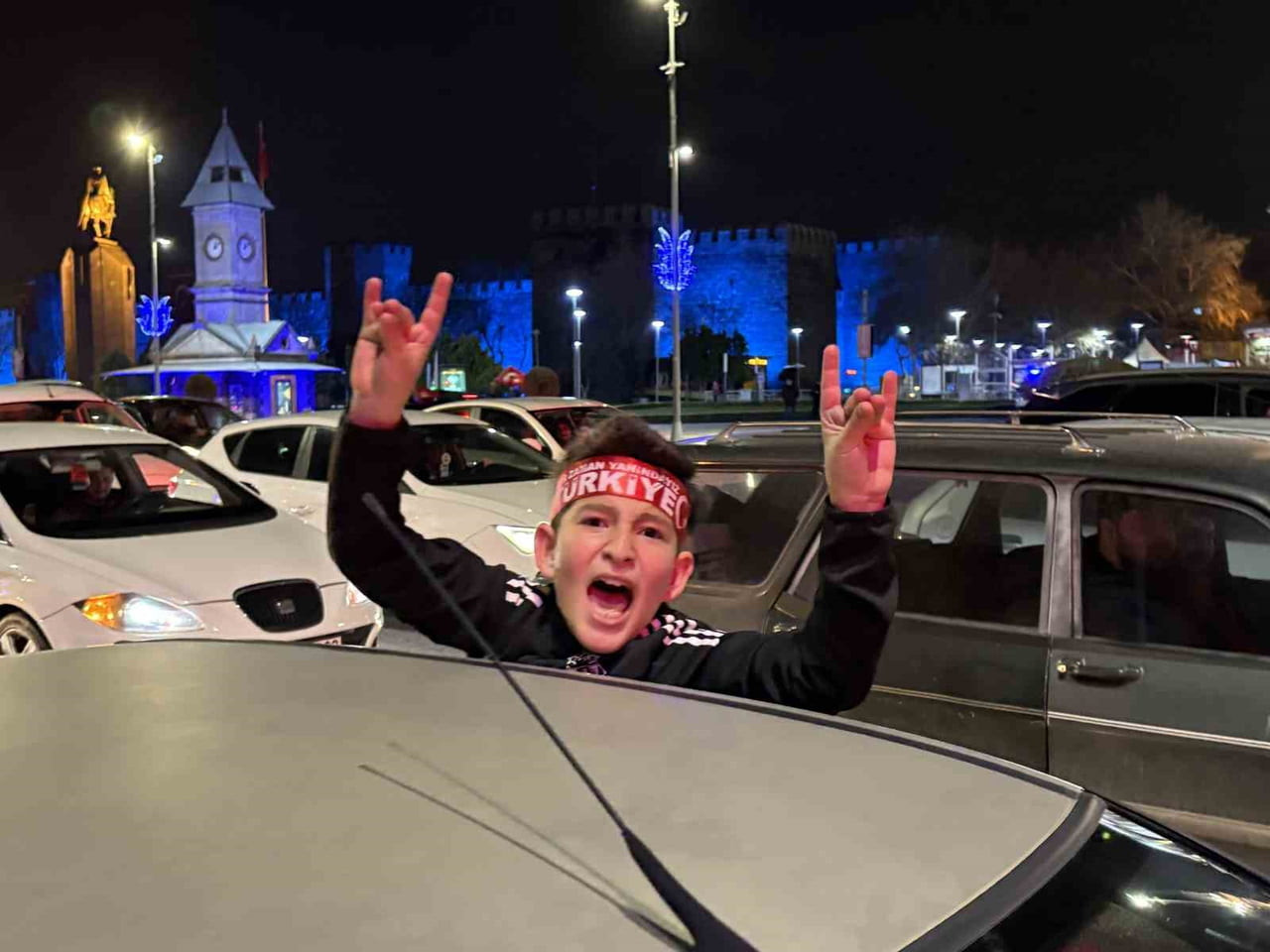 A MİLLİ FUTBOL TAKIMI’NIN KOSOVA’YI 1-0 YENEREK, ADINI DÜNYA KUPASI’NA YAZDIRMASI KAYSERİ’DE BÜYÜK...